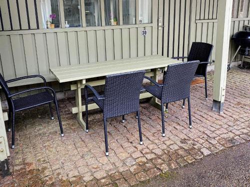 阿灵厄7 person holiday home in Allinge的砖砌庭院里的野餐桌和椅子