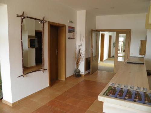 Godlevo普利佩齐特酒店的一间带镜子和走廊的客厅