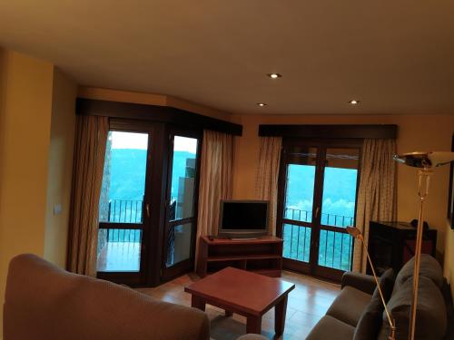 伊萨韦纳河畔罗达Casa Simon 2的带沙发、电视和窗户的客厅