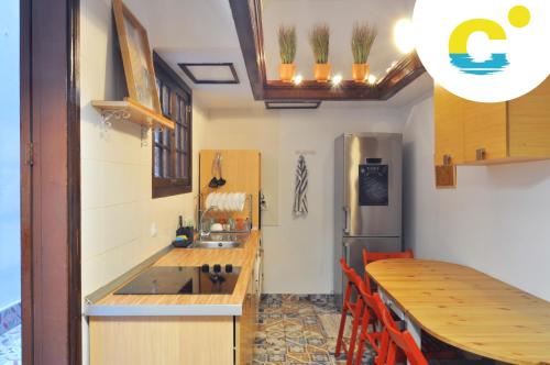 Casa Canaria Beautiful Home in Las Canteras的厨房或小厨房