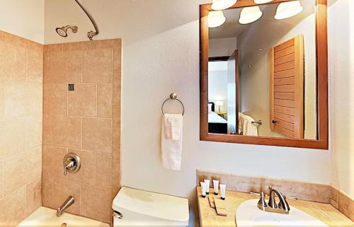 弗雷则Pines at Meadow Ridge的浴室设有2个盥洗盆、淋浴和镜子。