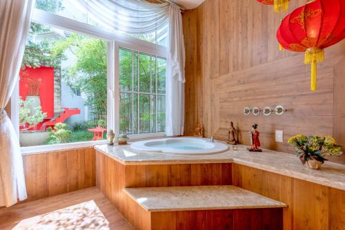 IretamaLagos de Jurema Termas Resort的带浴缸和窗户的大浴室