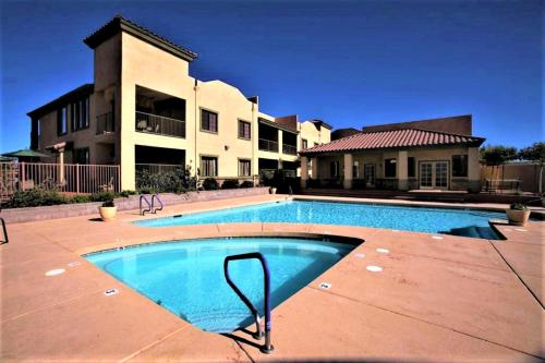 卡顿伍德Highlands Resort at Verde Ridge的房屋前的大型游泳池