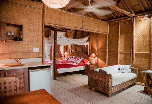 拉罗汤加魔术金沙别墅的一间设有卧室的客房,卧室内配有一张床