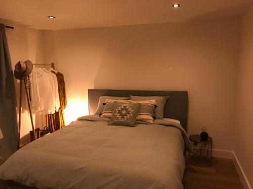 赞德沃特Long Beach Rooms Zandvoort的一间卧室配有带枕头的床