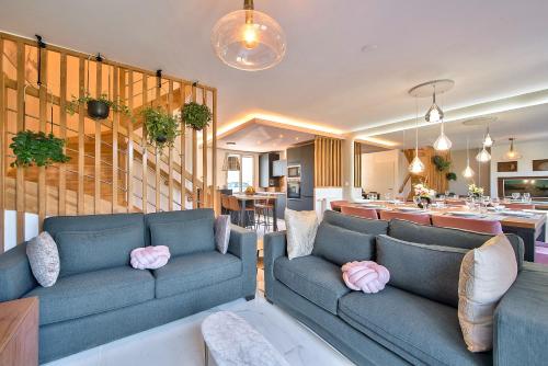 新城勒孔特MickeyRelax - House Spa Sauna next Disneyland Paris的客厅配有2张带粉红色枕头的蓝色沙发
