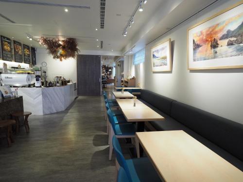 宜兰市行口文旅的一间设有长桌和蓝色长椅的餐厅