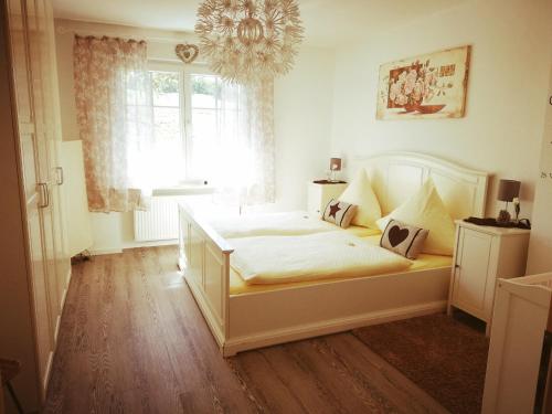 伊瑟隆Ferienwohnung auf der Hilkenhöhe的卧室配有白色的床和窗户。