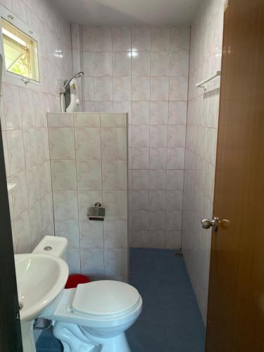 罗勇MaihomSailom Resort的一间带卫生间和水槽的浴室