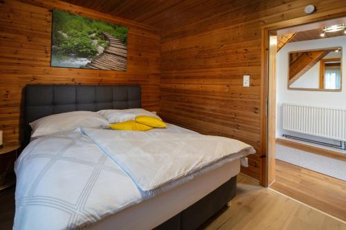 Sankt Stefan ob StainzFerienhaus Stoiser的卧室配有一张床铺,位于带木墙的房间内