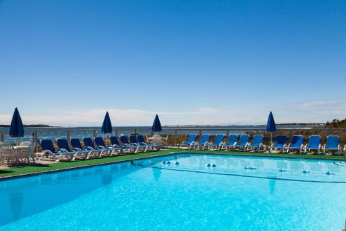 西雅茅斯绿色港湾度假村的一个带躺椅的大型游泳池,享有海景