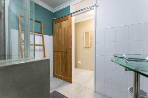 斯瓦科普蒙德Namibia Nights Accommodation的浴室设有木门和玻璃门