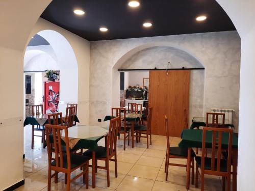 热那亚勒特瑞斯塔泽奥尼酒店的一间带桌椅的用餐室