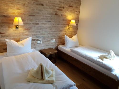 北施泰门Landhaus Akazienhof的配有2张床的带白色床单和枕头的客房