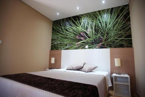 TaroucaQuinta do Lameiro的一间卧室配有一张壁画床