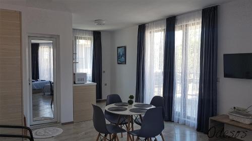 索佐波尔Guesthouse Odesos的客厅设有餐桌和椅子