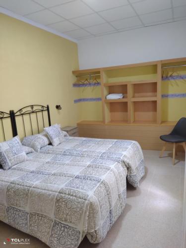 鲁伊德拉CASA ALDONZA的一间卧室配有一张床和一把椅子