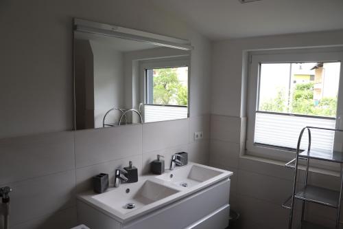 法克湖畔杜罗博拉赫Apartment DreamView的白色的浴室设有水槽和镜子