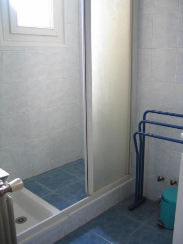 Arrens-MarsousMarioutat的带淋浴和浴缸的浴室