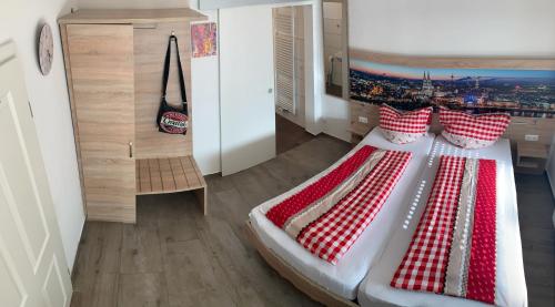 普尔海姆Abtei Apartment Brauweiler的一间卧室配有红色和白色枕头的床