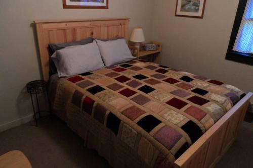 Mountainside Chalet - Tiny Home客房内的一张或多张床位