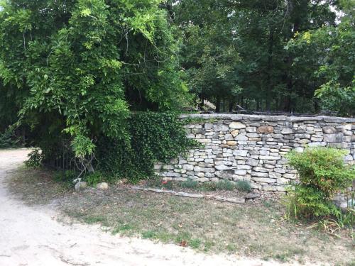 尤里卡斯普林斯Cherokee Mountain log Cabins的土路旁的石墙
