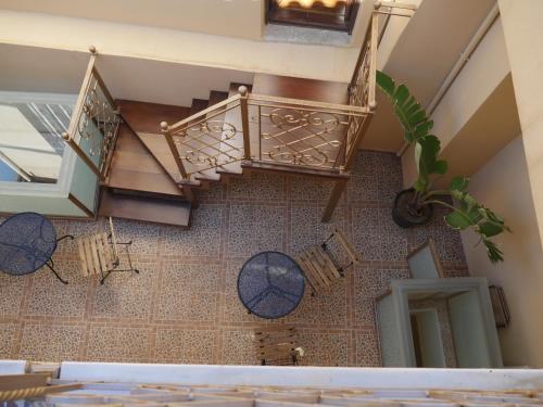 干尼亚Old Town Suites的房屋楼梯的顶部景色