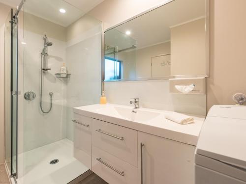派西亚Craicor Boutique Apartments的一间带水槽和淋浴的浴室
