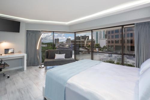 檀香山Executive Hotel Suite Downtown Free Parking的卧室设有白色的床和大窗户