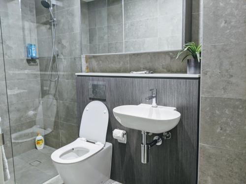 悉尼Luxury 3-bed 2-bath, balcony, with pool included, NO PARTIES!的浴室配有卫生间、盥洗盆和淋浴。