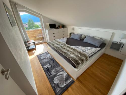 马夸特施泰因5-Sterne Active Ferienwohnung Chiemgau的一间小卧室,配有床和窗户