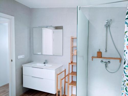 厄尔·波普瑙·德尔·戴尔Ca Na Vinyet的浴室设有白色水槽和镜子
