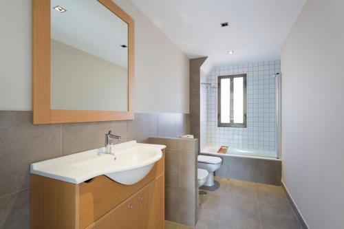 米尼奥Housingcoruña Apartamento Playa Miño 04的一间带水槽和卫生间的浴室