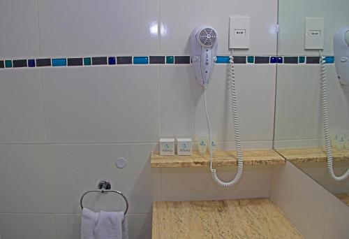 蒙得维的亚美国酒店的浴室设有淋浴,墙上配有电话