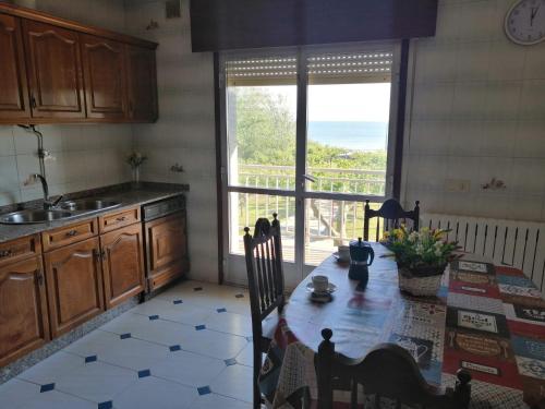 蒙塔尔沃Playa Montalvo的厨房配有桌子,享有海景