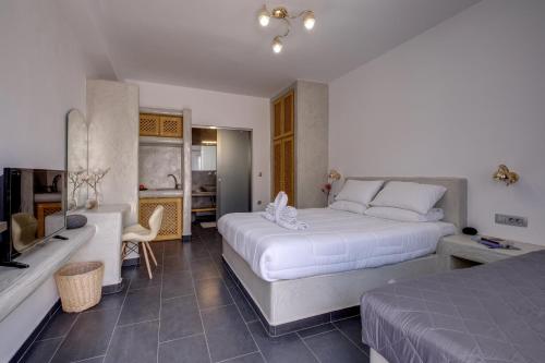 卡马利Beach Houses Santorini的酒店客房带两张床和一个客厅