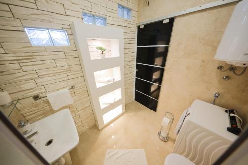 扎达尔Apartments Zelic的浴室配有白色卫生间和盥洗盆。