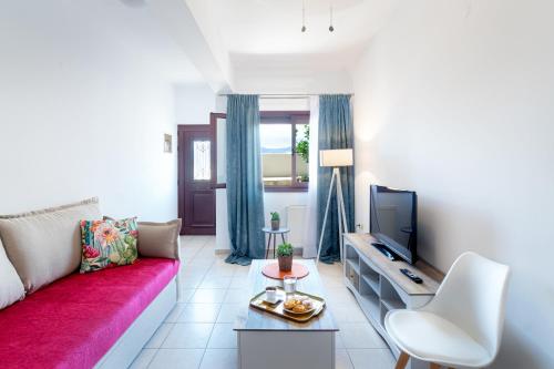 锡蒂亚Areti InCreteble Cretan Residences Collection的客厅配有红色沙发和电视
