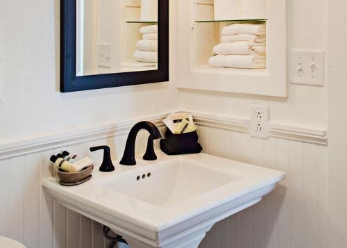 比斯比Eldorado Suites Hotel的浴室设有白色水槽和毛巾