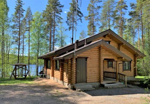 普马拉Lappalaisen lomamökit Norpparanta的湖畔树林中的小木屋