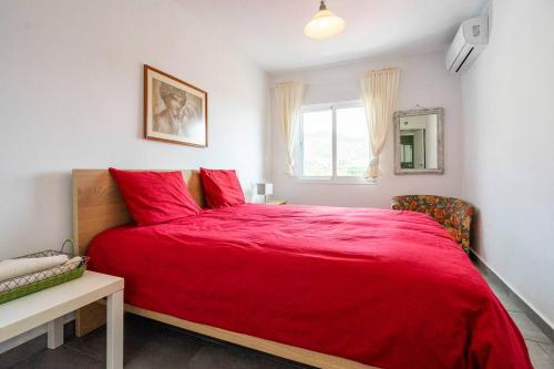 阿尔姆尼卡PLAYA COSTA TEMPLADA的白色的窗户客房内的一张红色的床