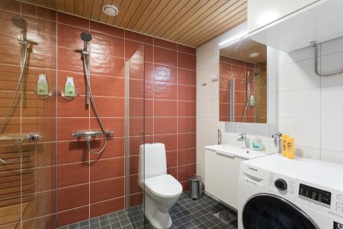 图尔库Riverside Lux with 2 bedrooms, Car Park garage and Sauna的浴室配有卫生间、盥洗盆和洗衣机。