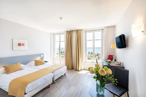 纳沙泰尔阿尔卑斯大区&LAC酒店的酒店客房设有床和窗户。