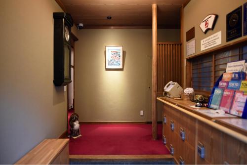 东京山水庄日式旅馆的一间设有柜台和红地毯的等候室