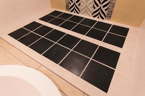 GyōdaHOTEL ELDIA (Adult Only)的浴室铺有黑白瓷砖地板。