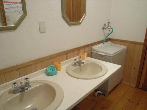 猪苗代町Cottage All Resort Service / Vacation STAY 8422的一间带两个盥洗盆和卫生间的浴室
