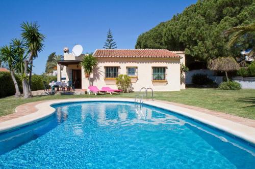 马贝拉Villas Marbella的别墅前设有游泳池