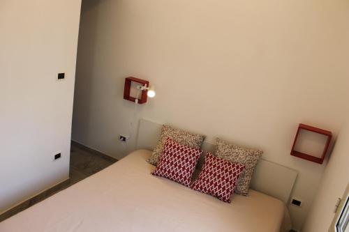 贝瓦尼亚圣彼得Monolocale Citronella a due passi dal mare的客房设有带枕头的沙发。