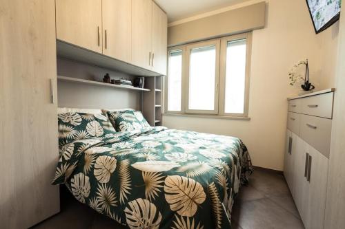 格拉多Cattleya的一间卧室配有一张带绿色和白色毯子的床