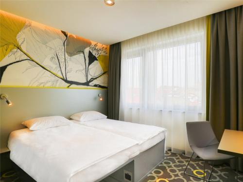 若雷Hotel Alto Żory的酒店客房设有床和窗户。
